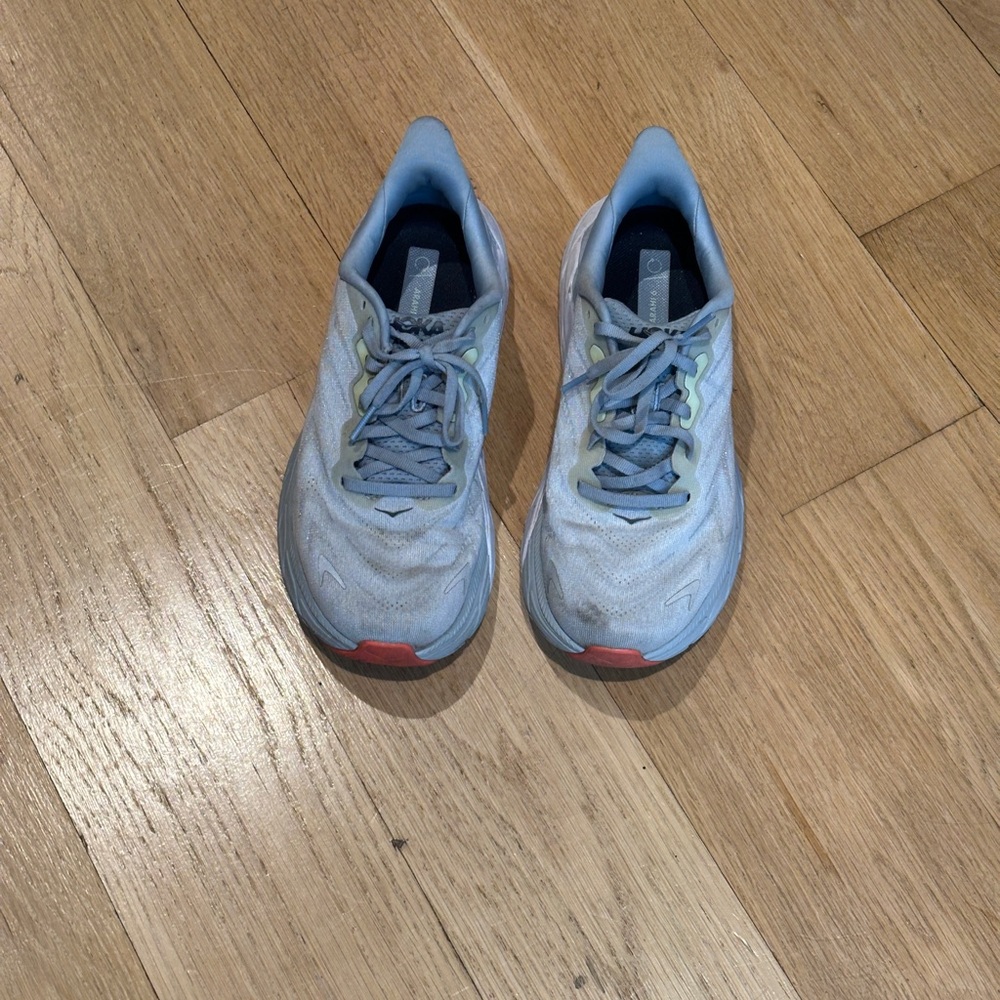 Hoka ARAHI 6 Shoes in Gray and Red